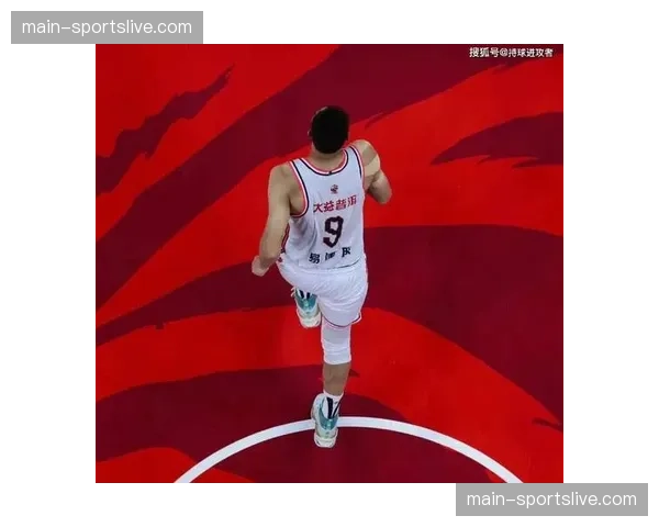 老将易建联赛后独自加练投篮，身影令人动容