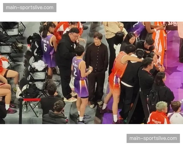 场边花絮：多位NBA球星现身拉斯维加斯，观看王牌队主场比赛