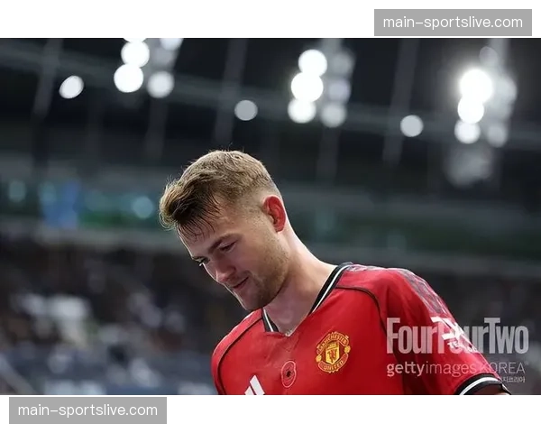 曼联中卫德里赫特背部伤病反复，复出时间仍不确定